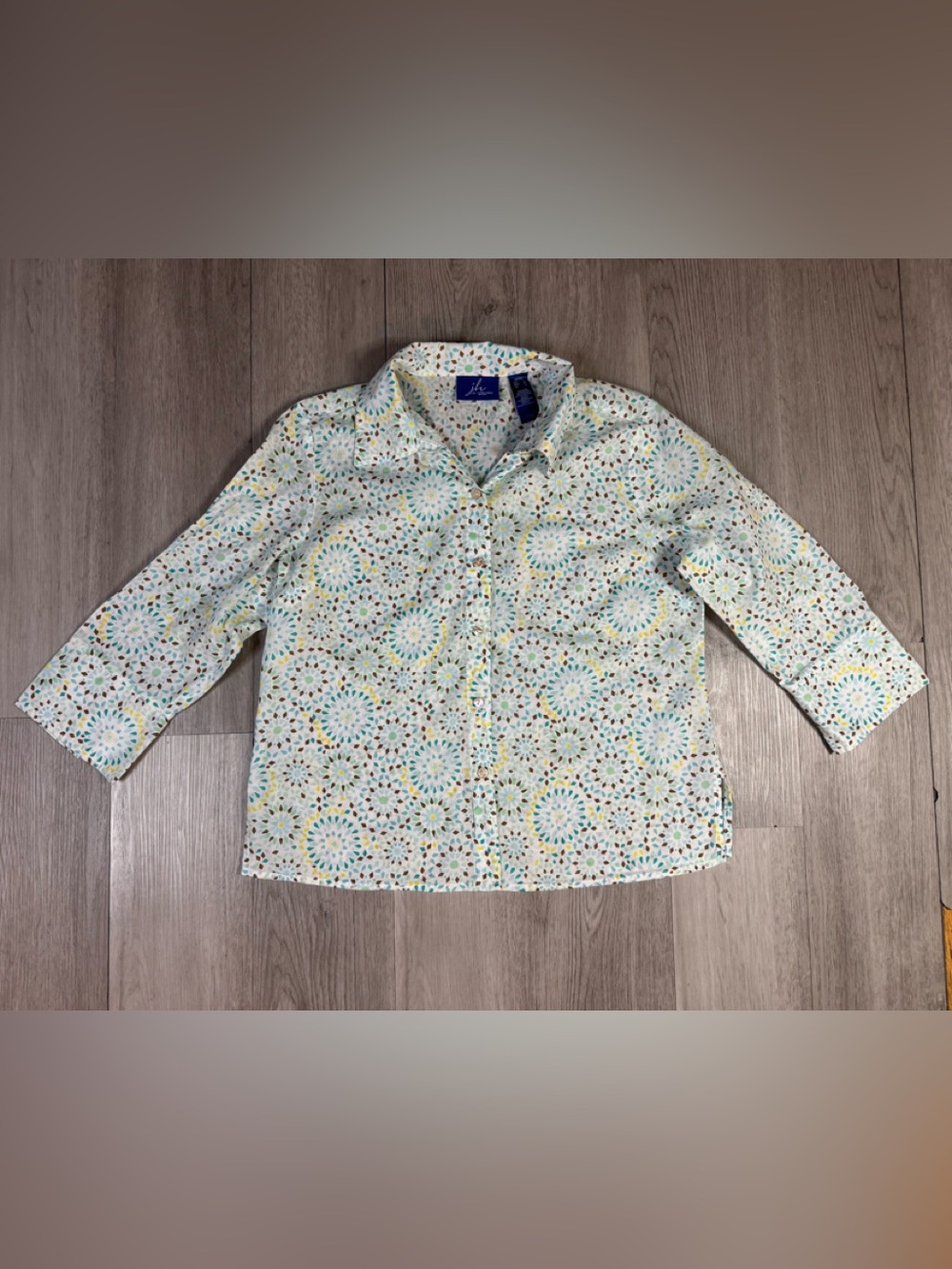 j.h. collectibles Women’s Petite L Collared 3/4 Sleeve Geometric White Button-Up